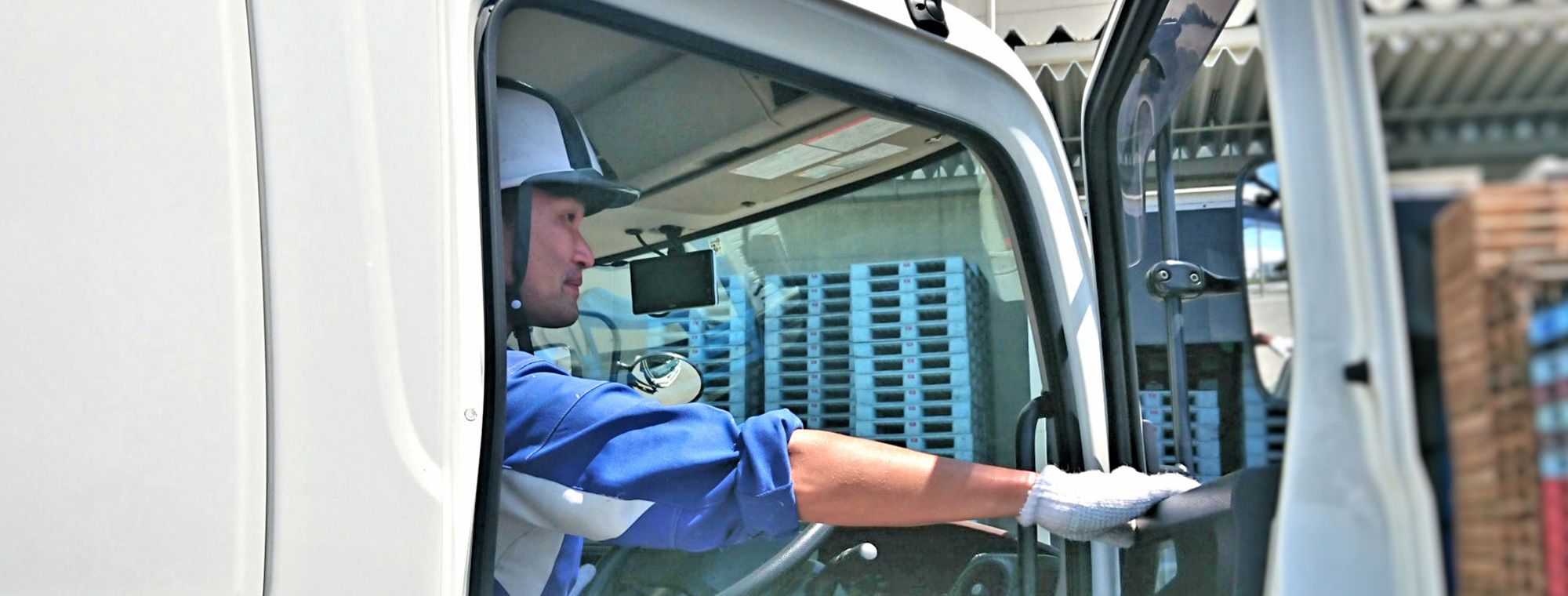 冷凍・冷蔵倉庫（第2センター）からトラックによる商品の配送業務、車両の管理